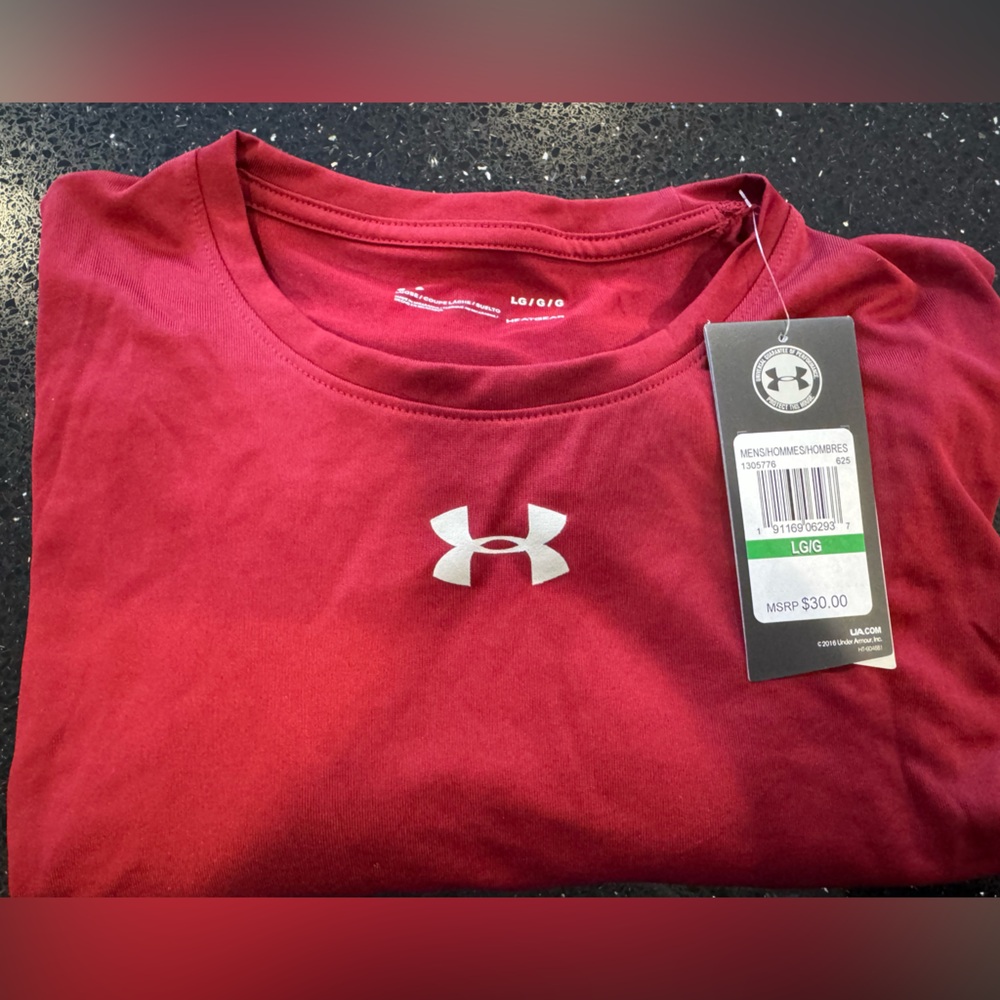 NWT - Under Armour Maroon T-Shirt dry fit / loose fit